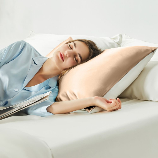 Zweifarbiger Kissenbezug aus Seide im neuen Design